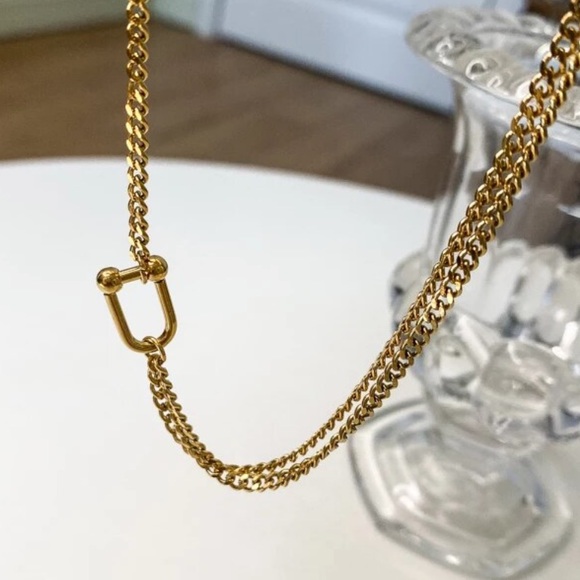 U Shape Pendant Necklace - Picture 2 of 3